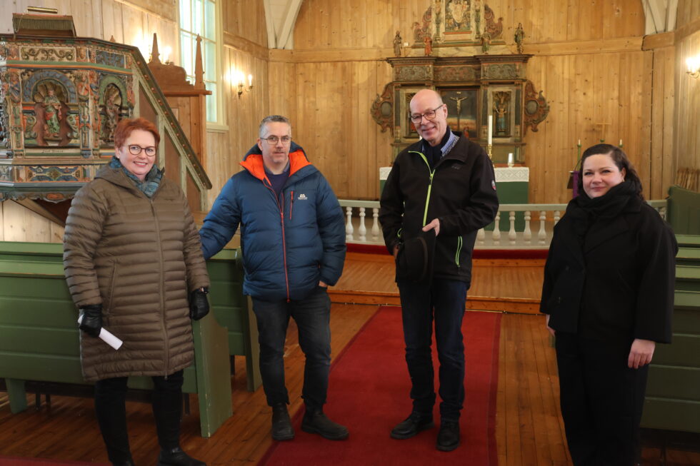 Ordfører Elin Såheim Bjørkli (Ap), kirkeverge Thor Kristian Ringsbu, leder for Kongsvinger kirkelige fellesråd Johnny Sjøenden og stortingsrepresentant Margrethe Haarr besøker Brandval kirke for å snakke om vedlikeholdsstøtte til gamle kirker.