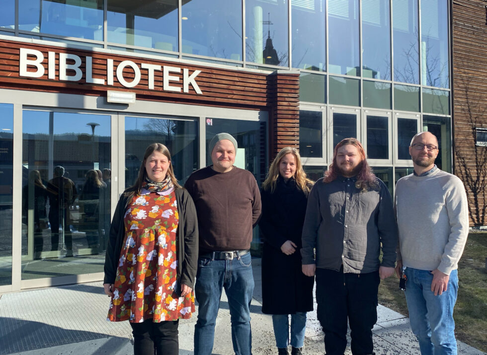 Marianne Skog Eltvik (t.v), Simen André Lindberget, Camilla Moen, Sondre Stette og Per Ness Grøtterud er klare for å bistå med digital veiledning på torsdagene framover.