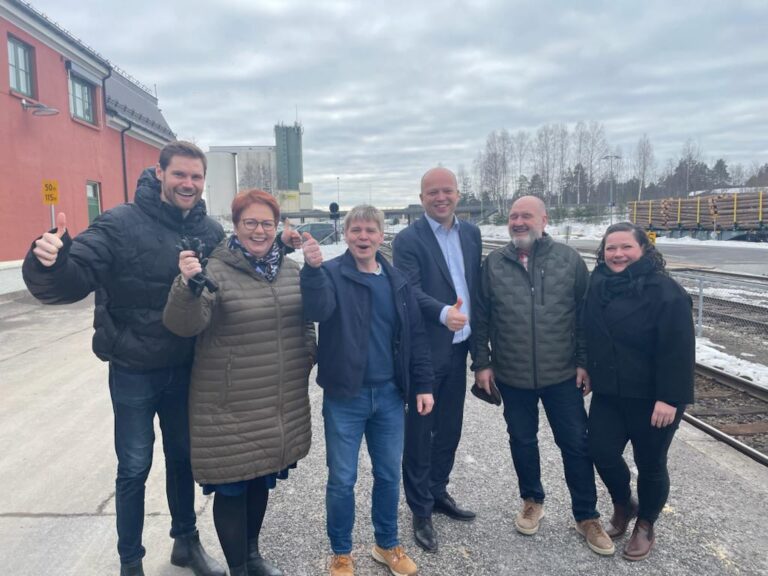Denne gjengen er veldig fornøyd med nyheten som finansministeren presenterte i Elverum fredag. F.v. Stortingsrepresentant Nils Kristen Sandtrøen (Ap), ordfører i Kongsvinger Elin Såheim Bjørkli (Ap) ordfører i Åsnes Einar Toverud (Sp), finansminister Trygve Slagsvold Vedum (Sp), ordfører i Grue Rune Grenberg (Ap) og stortingsrepresentant Margrethe Haar (Sp).