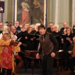 Det var mange på scenen da Austmarka bygdekor hadde konsert sammen med Grue Finnskog sangkor, skuespilleren Helge Jordal og Gjertruds sigøynerorkester.