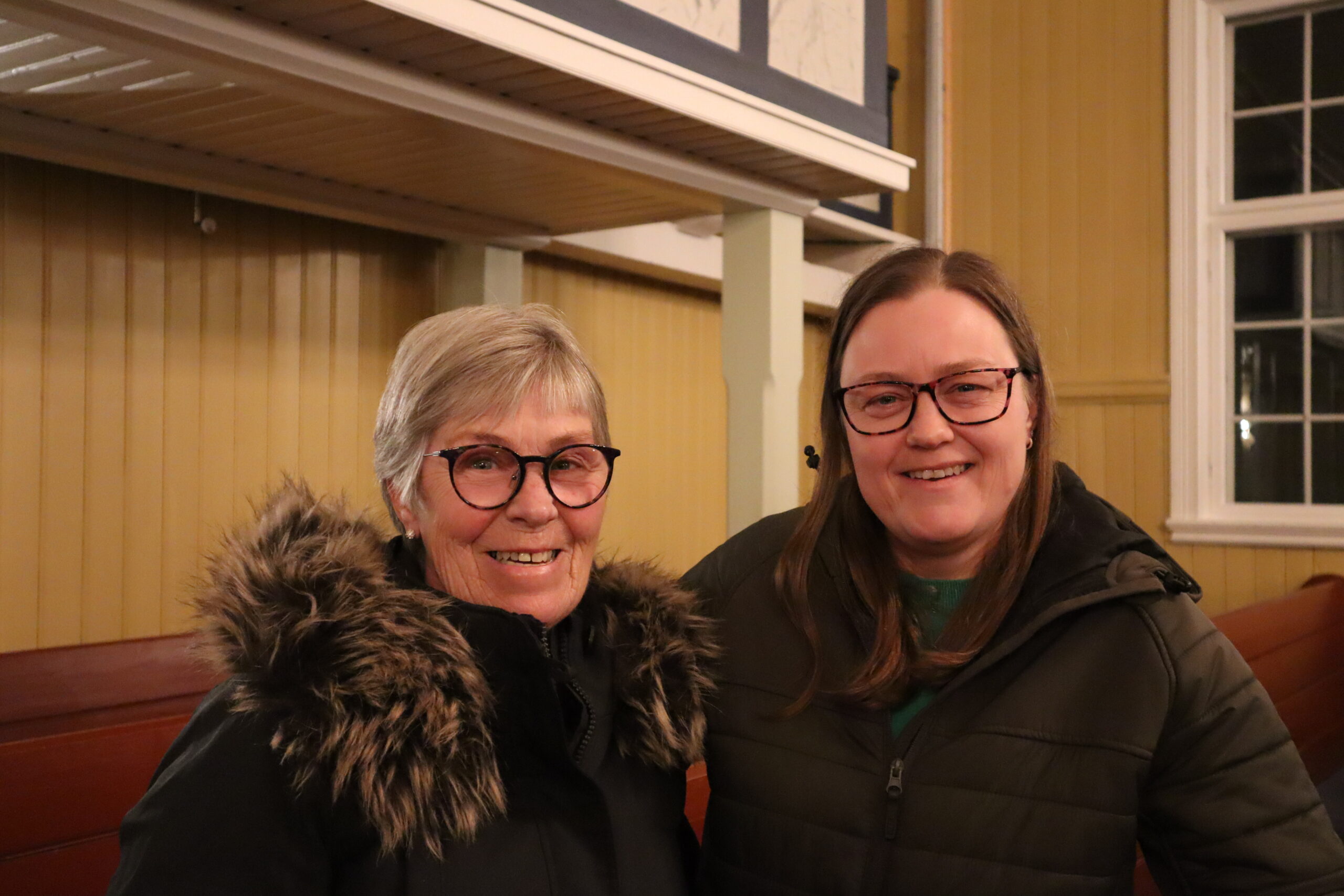 Hanne Anita Lindberg og Janine Nordby syns det er morsomt å være med når det skjer noe på Austmarka, og sier at folk er flinke til å stille opp.