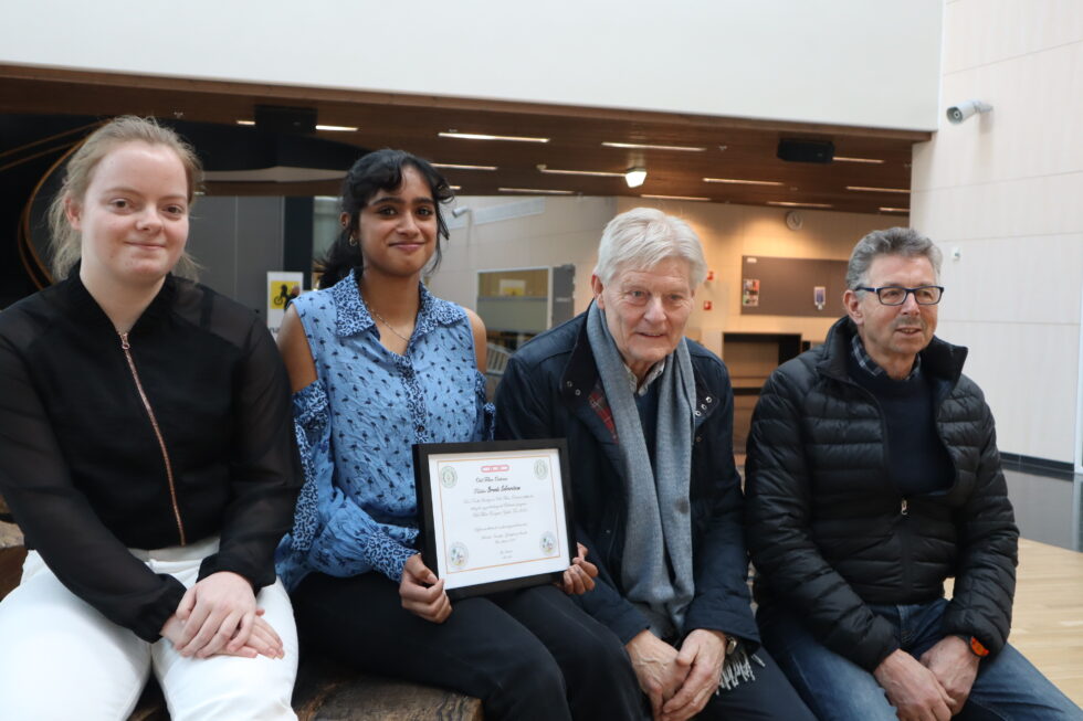 Klassekameratene (f.v.) Mia Oksnes-Skreden og Brenda Selvaratnam kom på andre og førsteplass i konkurransen arrangert av Odd Fellows. Premien ble delt ut av Vidar Borge og Roar Gusterudmoen fra ordenen.
