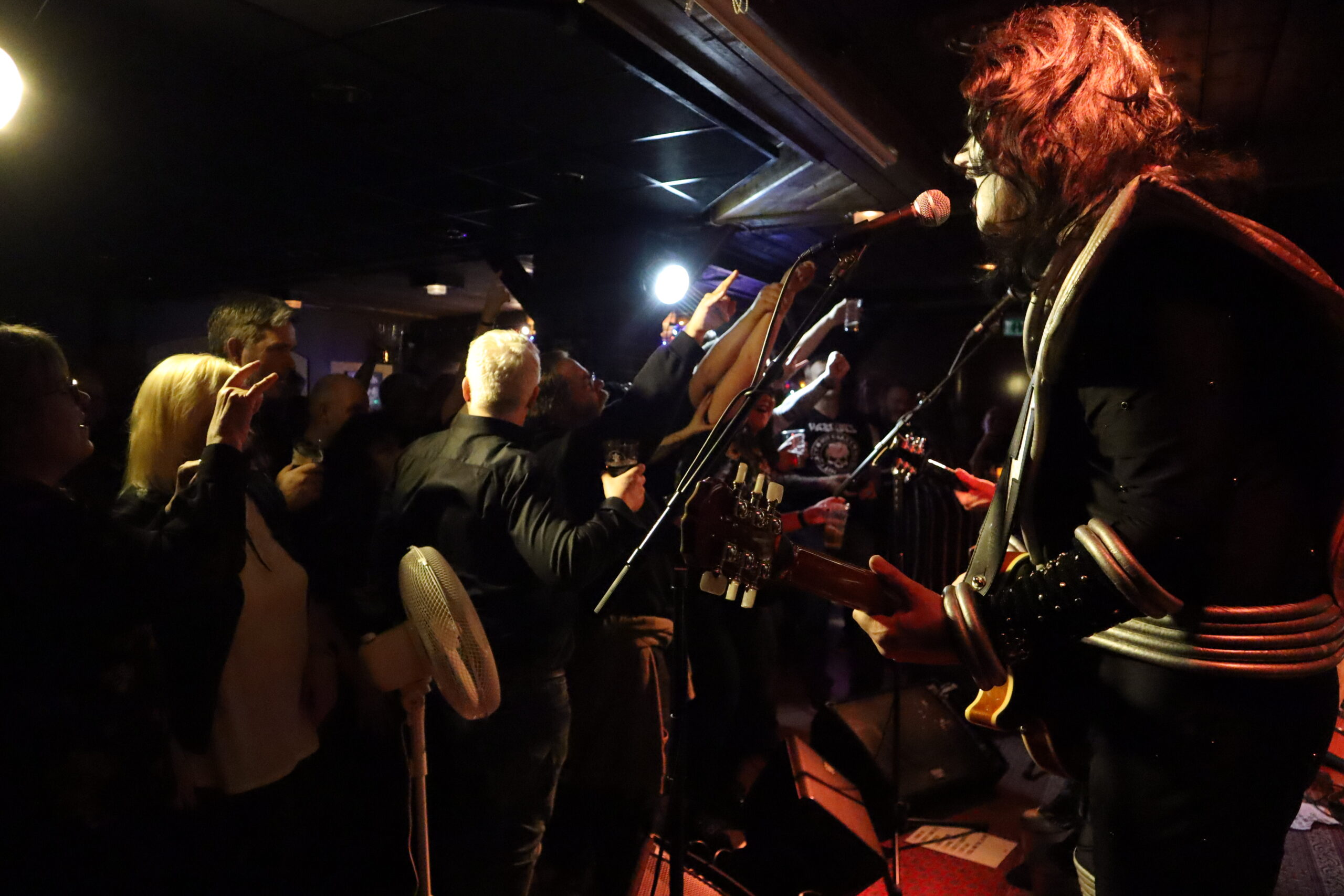 Det skal nok mye til for å få en mer intim rockekonsert enn det som ble levert på Vinger Blues & rock club.