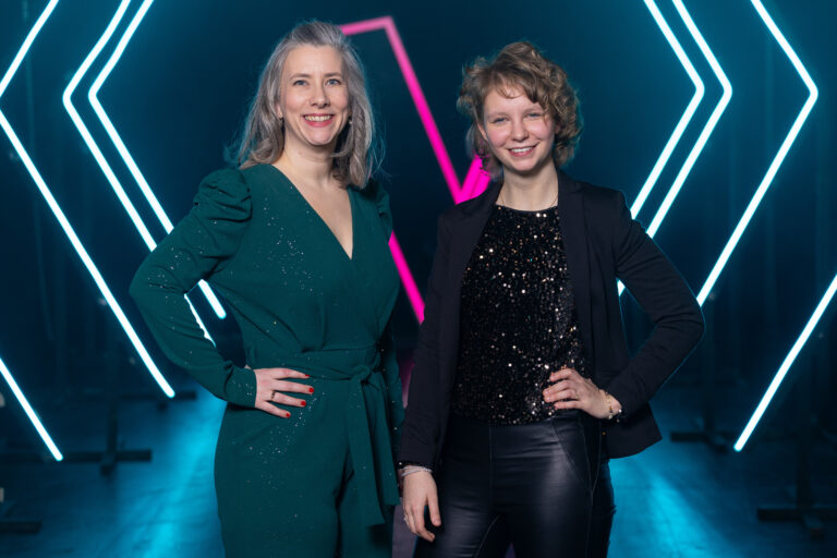 Emma Birgitte Ovlien (t.h.) er klar for neste runde i The Voice. Der møter hun Gro-Marthe Dickson i duellen.