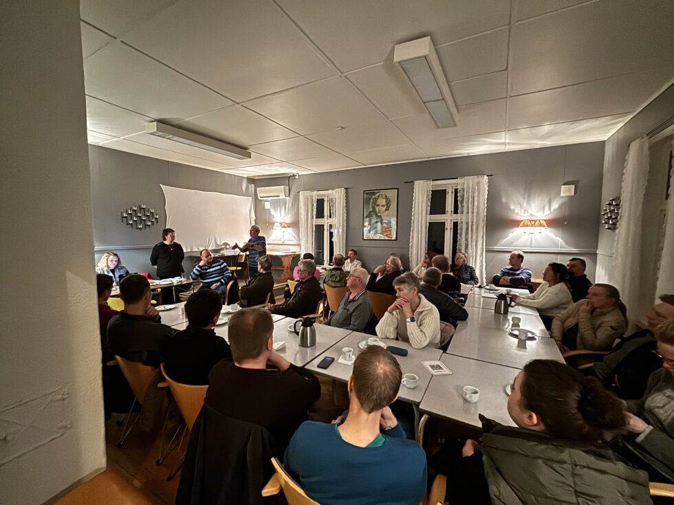 Både storsalen og den vesle salen i Brødbøl grendehus var fylt av folk som ville høre mer om vindkraft på svensk side av grensen.