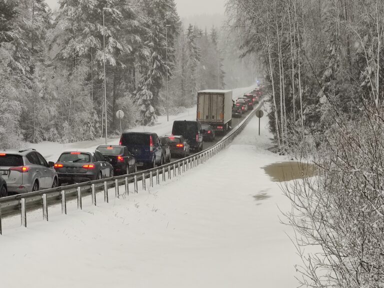 Trafikkulykken på Rv.2 skapte lange køer.