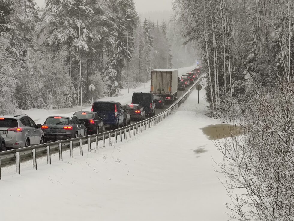 Trafikkulykken på Rv.2 skapte lange køer.
