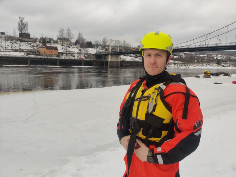 Utrykningsleder ved Glåmdal IKS brannvesen, Thomas Andersson og resten av mannskapet forbereder seg på at folk kan dette gjennom isen.