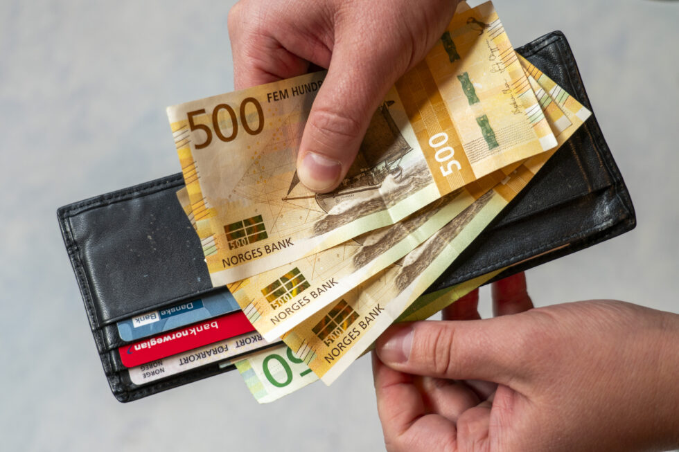 Etter et år med høy prisvekst, renteøkning og nedgang i reallønn for de fleste nordmenn, fortsetter nedgangen i personer med utestående betalingsanmerkninger, ifølge tall fra analyseselskapet Experian.