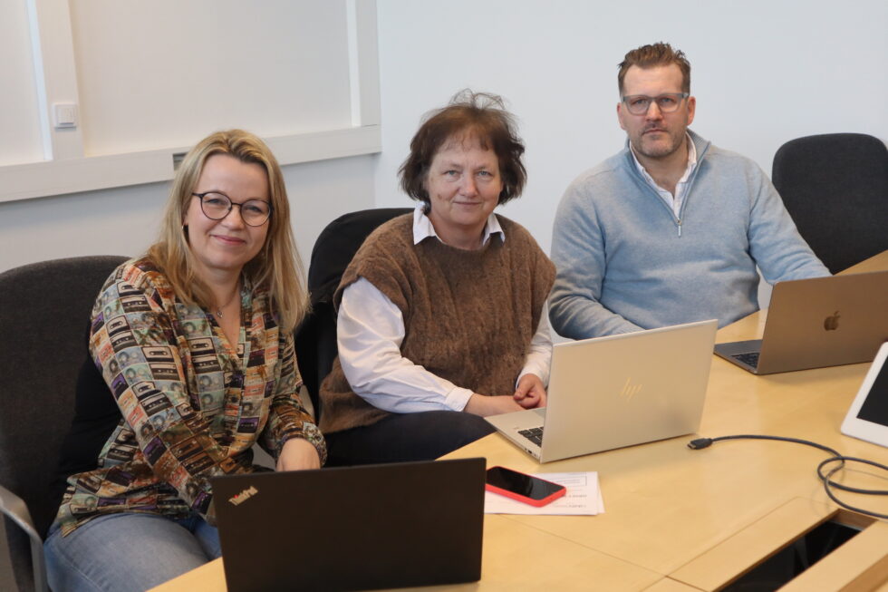 Marianne Olsen Brøntveit, (t.v.) prosjektleder HIK, Martin Norstrøm (t.h.), prosjektleder marked og relasjon HIK og Astri Berrefjord, seniorrådgiver SSB er fornøyde med det nye studiet som nå lanseres.