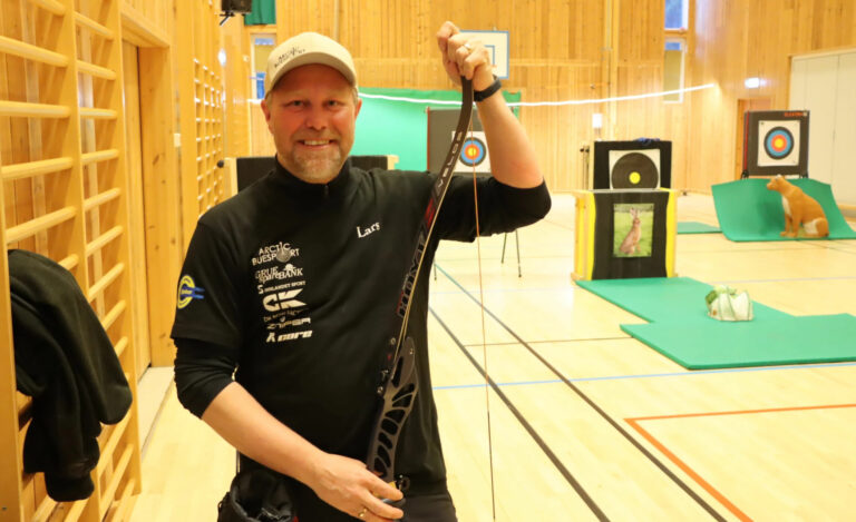 Lars Marius Sørlie i Kongsvinger Bueskytterklubb gikk seirende ut i sin klasse i helgens NM på Vigra, og kunne reise hjem med nok et gull.