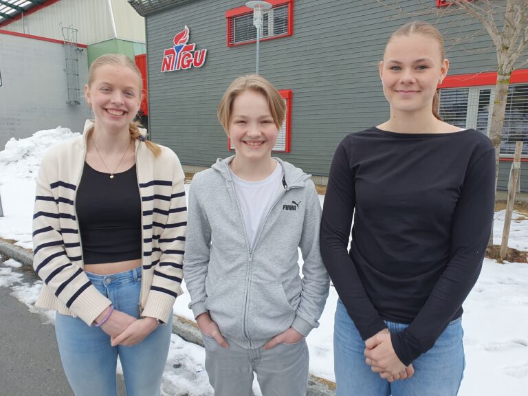 F.v. Olaug Bjørklund, Theodor Henriksen og Othilia Grønnerud er fornøyd med egen innsats under «Matteknekker'n» 2024.