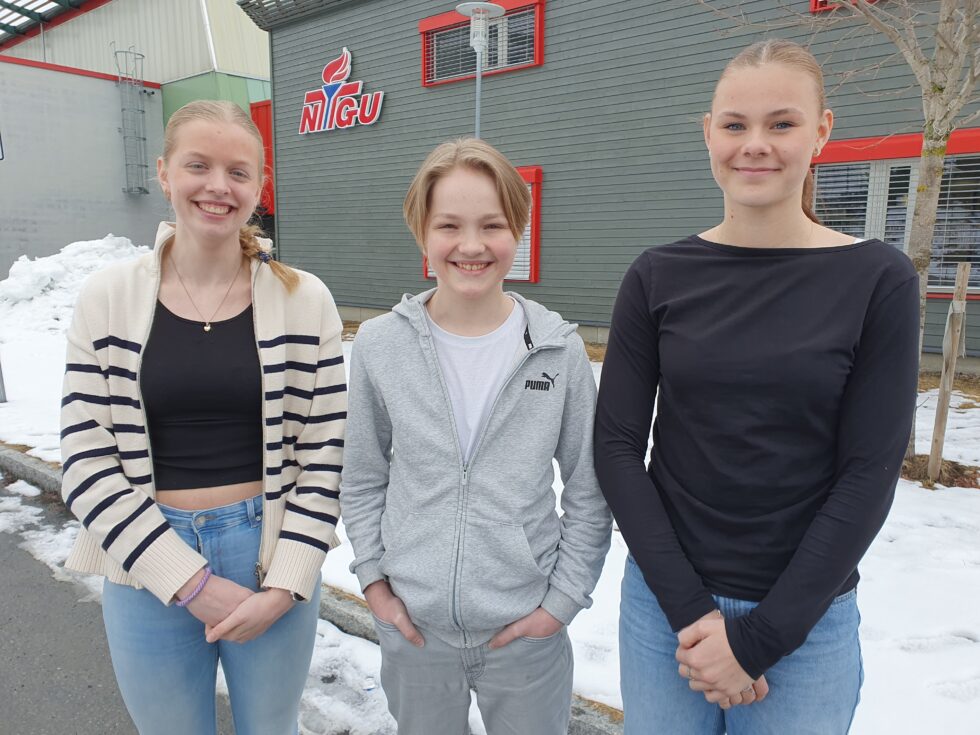 F.v. Olaug Bjørklund, Theodor Henriksen og Othilia Grønnerud er fornøyd med egen innsats under «Matteknekker'n» 2024.