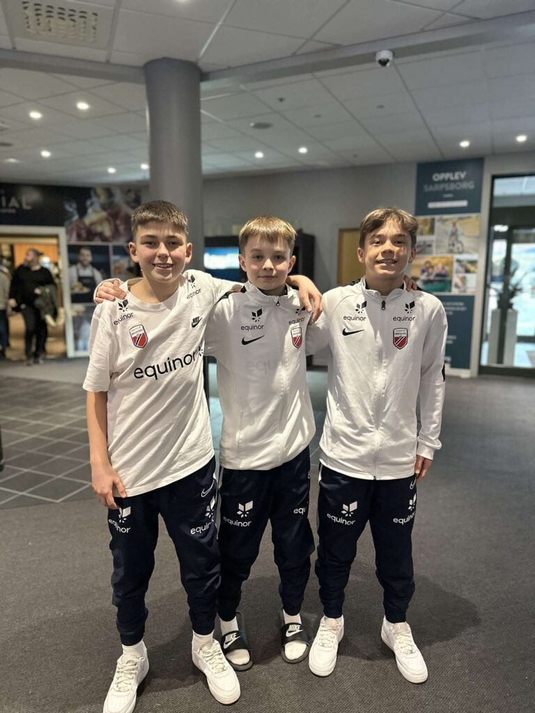 Dino Duracovic (t.v), Herman Haug Flatner og Roland Platek fra Kongsvinger ble tatt ut til å være med på Equinor Landslaget for unge fotballtalenter.