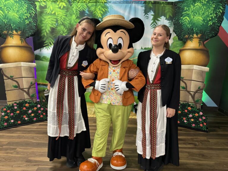 Marte Haukerud (t.v.) og Emma Krogh på jobb i Disney World i Orlando sammen med en alltid blid Mikke Mus.