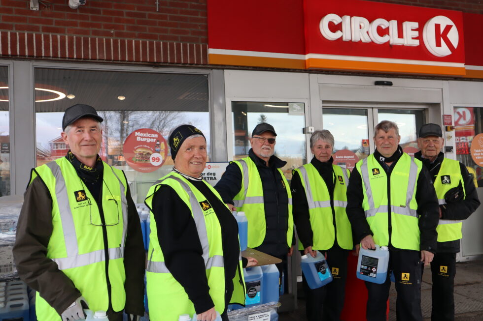 F.v. Johnny Nordseth, Torill Larsmon, Christen Larsmon, Mette Tuer, Vidar Tuer og Thor Grønnerud fra NAF avdeling Solør Vinger og Odal var på plass på Circle K i Arkovegen fredag ettermiddag for å bistå med spylervæske, råd og tips til trafikantene.