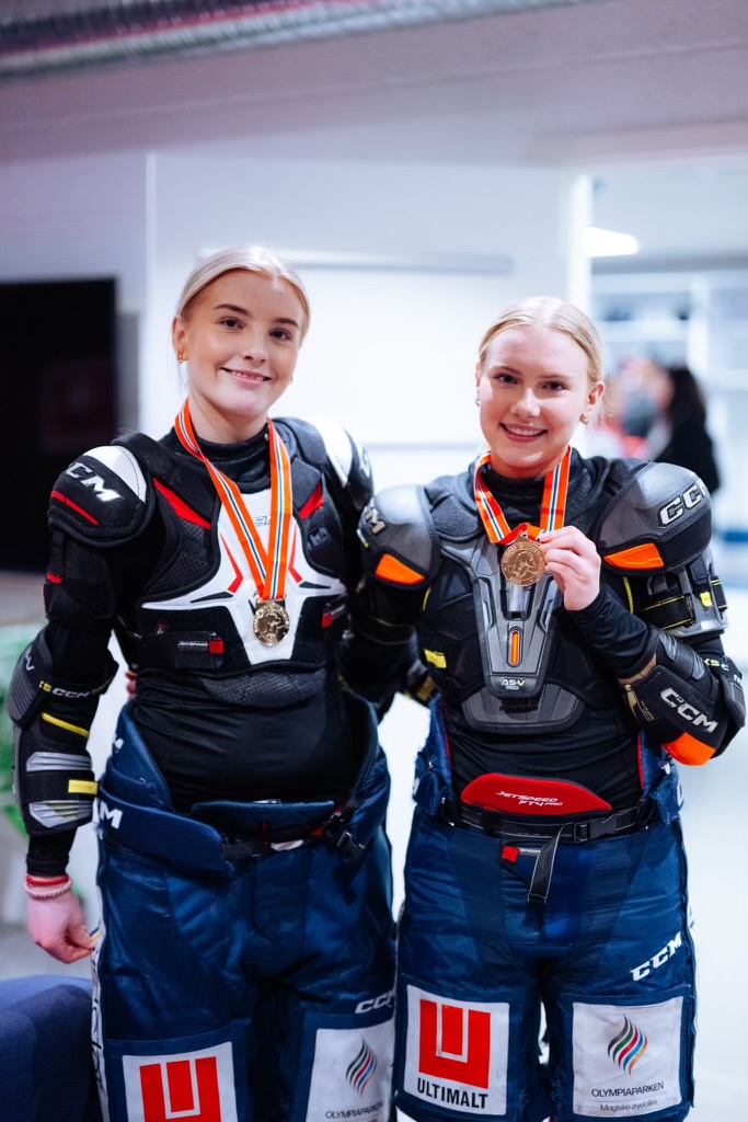 Selma Bjerknes og Emma Fladmo ble søndag norgesmestere i ishockey for kvinner. Dermed har de to Kongsvinger-jentene med adresse Lillehammer vunnet både seriemesterskap og Norgesmesterskap med Lillehammer IK denne sesongen.