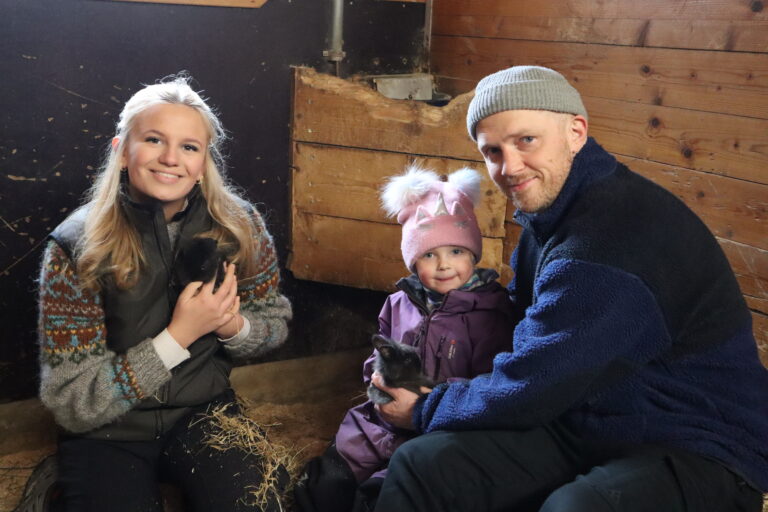 Guro Stensbøl på Klokkertunet besøksgård kunne glede seg over at barn og voksne koste seg under påskeåpen dag i år også.