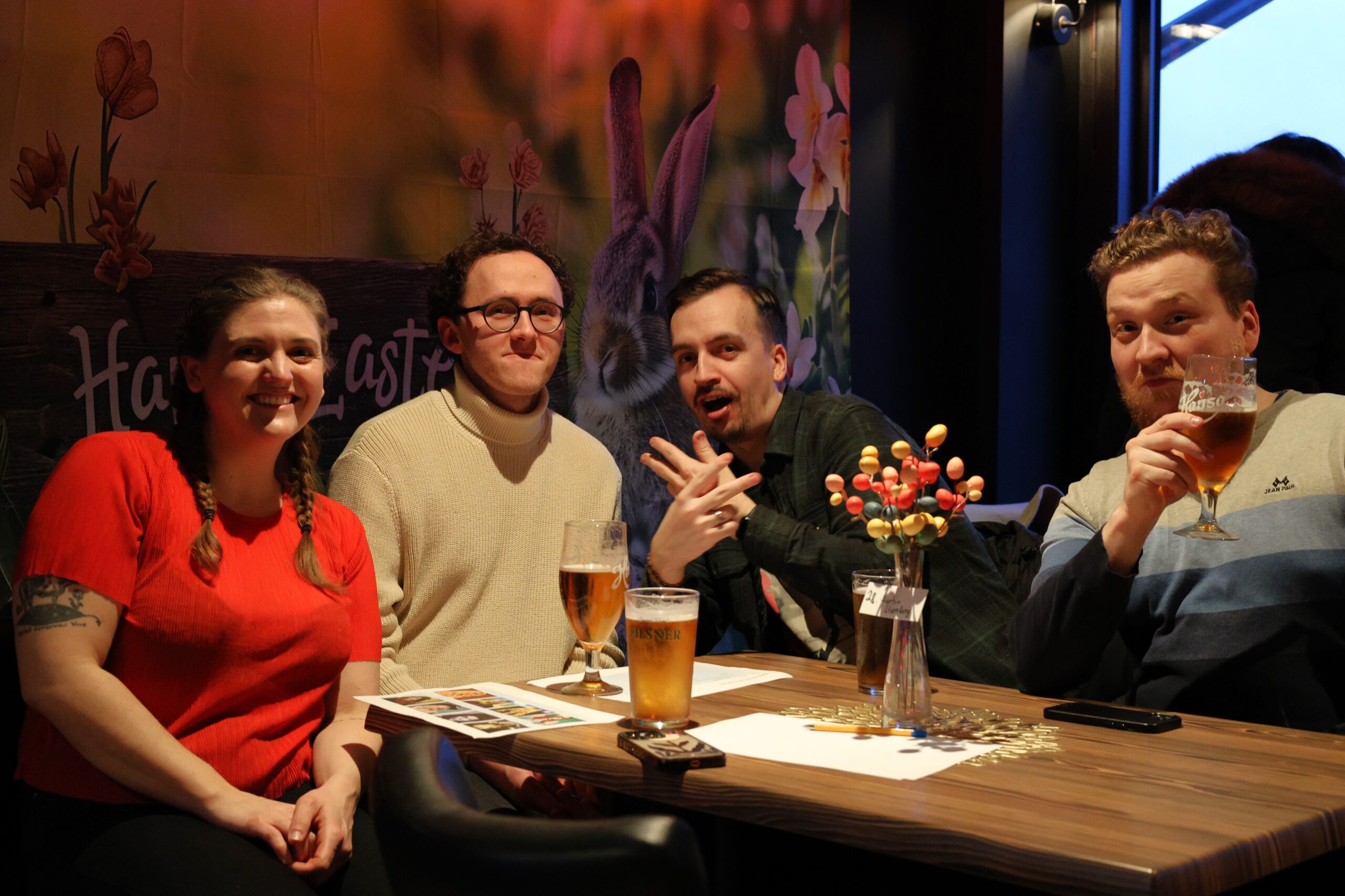 Bare en på dette laget hadde vært med på quiz her tidligere, men ambisjonene var fortsatt høye. F.v. Emity Hanson, Martin Sternberg, Joachim Olsson og Øystein Engh.
