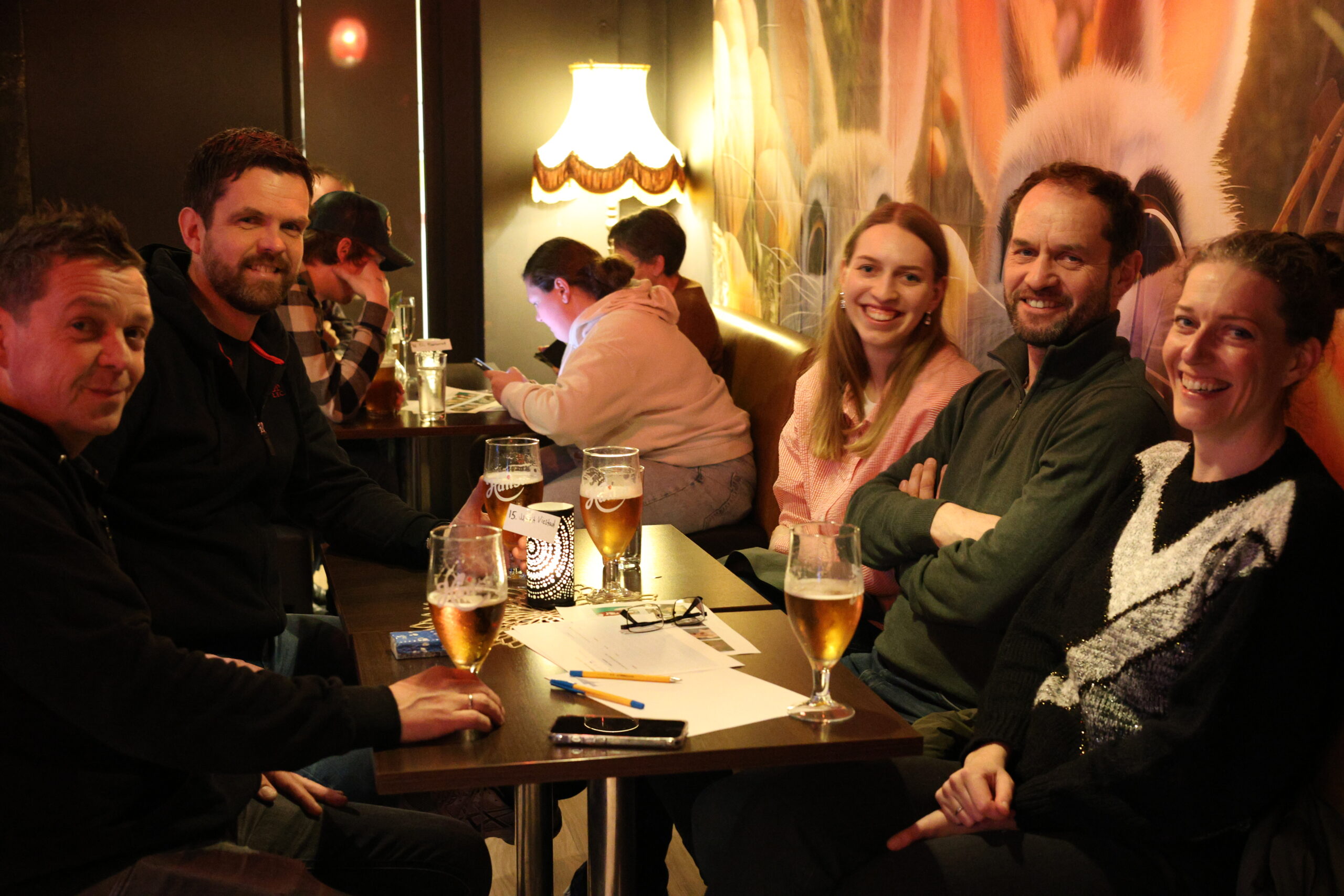 Denne gjengen var for første gang på musikkquiz på Maistro. F.f.h. Marit Viestad, Sverre Glende, Johanne Glende, f.f.v. Vegard Viestad og Henning Aasen.