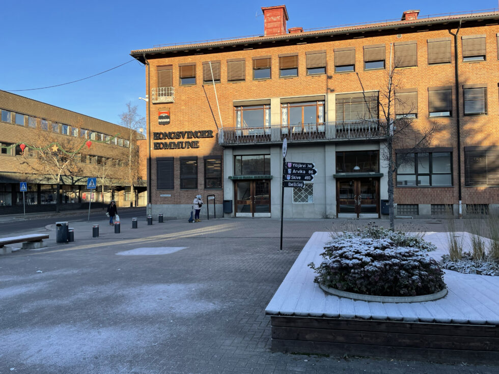 Opposisjonen forlanger en orientering om hotellsaken av kommunedirektøren.