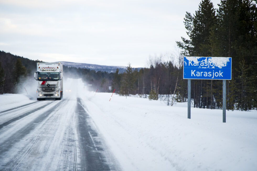 Karasjok  20170202.Tungtransport på veien utenfor KarasjokE6 mellom Karasjok og Lakselv. Foto: Heiko Junge / NTB