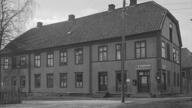 Hva heter cafeen som holder til i denne gården i dag?