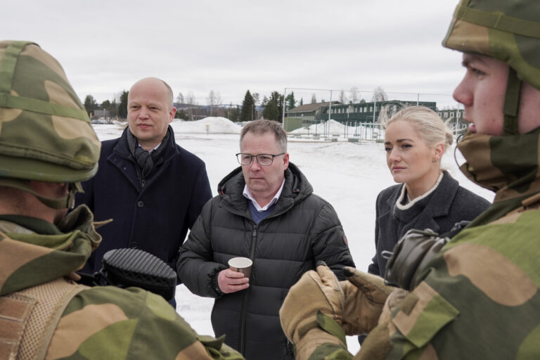 Regjeringen vil øke antallet som skal avtjene verneplikt. Det kunngjorde Forsvarsminister Bjørn Arild Gram, finansminister Trygve Slagsvold Vedum og justis- og beredskapsminister Emilie Mehl da de besøkte Terningmoen leir tirsdag.