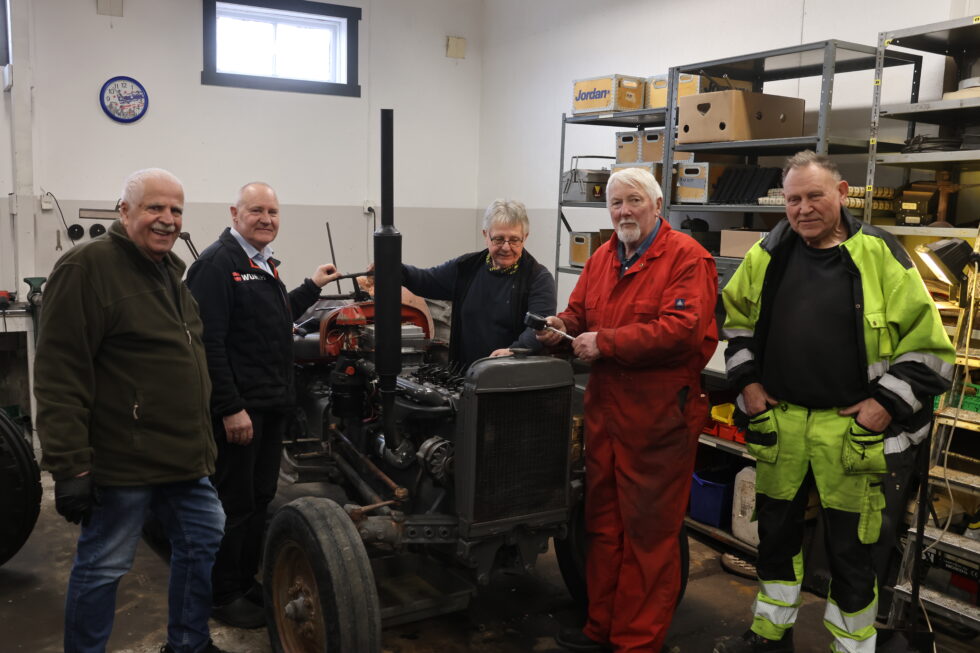 Tore kristiansen (f.v.), Paul Tommy Helledal, Oddvar Johnsrud, Trond Gusterud og Johan Aarskog i G.U.M.F. gleder seg til Glåmdalsmarkedet. I mellomtiden bruker karene mye tid på å få liv i den gamle Ferguson "Gullfisken" som ble solgt ny på Kongsvinger en gang midt på 1950-tallet.