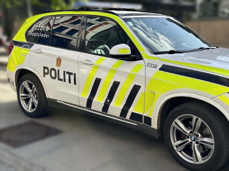 Det oppsto materielle skader på to biler, og Kongsvinger-mannen fikk smerter i en skulder da han kolliderte i Drammen. Han får foreløpig ikke tilbake førerkortet sitt.