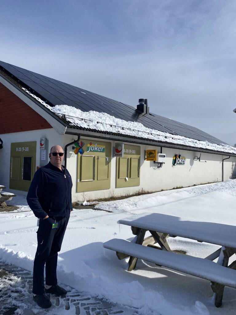 Over flere år har Lars Bråten, kjent som Joker-Lars gjort grep for å redusere energiforbruket. På taket utenfor butikken fanger han inn energien fra sola.