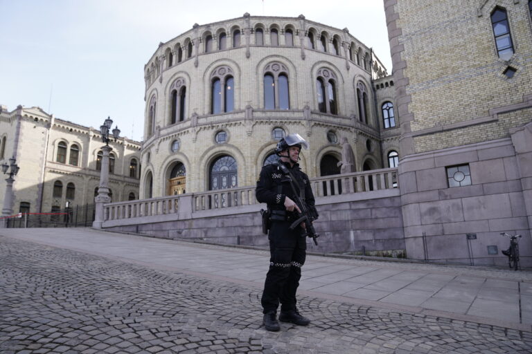 Væpnet politi sperret av området utenfor Stortinget, etter at det har vært fremsatt to bombetrusler mot Stortinget siden tirsdag kveld.