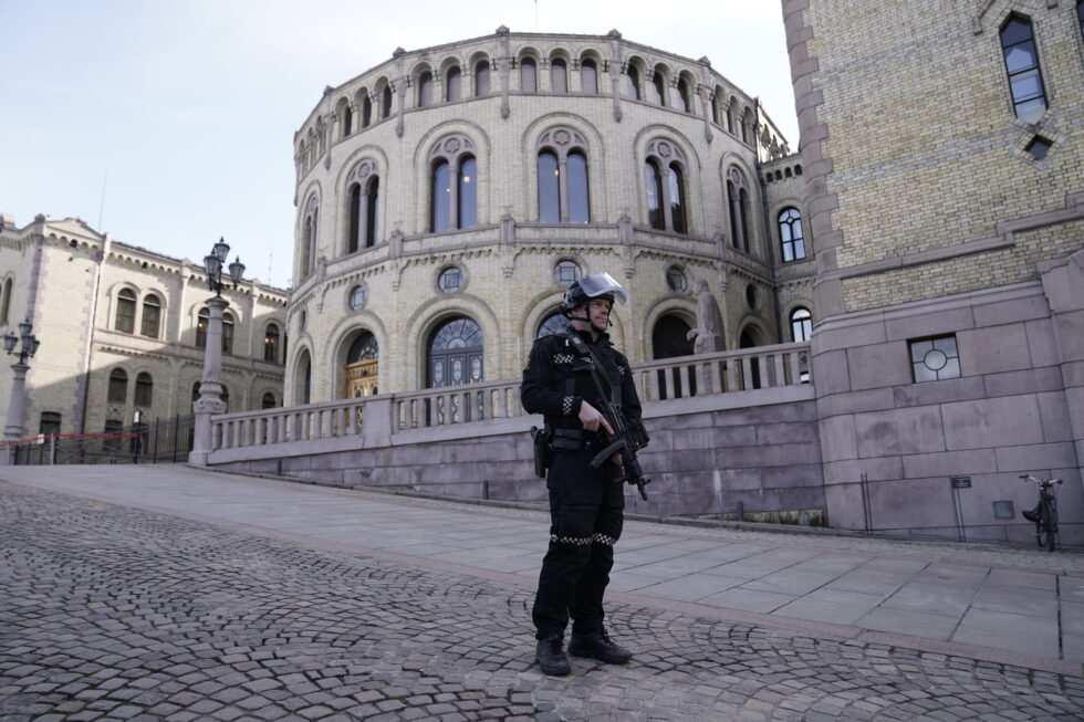 Væpnet politi sperret av området utenfor Stortinget, etter at det har vært fremsatt to bombetrusler mot Stortinget siden tirsdag kveld.