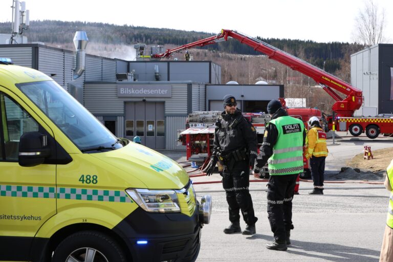 Kraftig røyk steg ut av industribygget på Langeland.