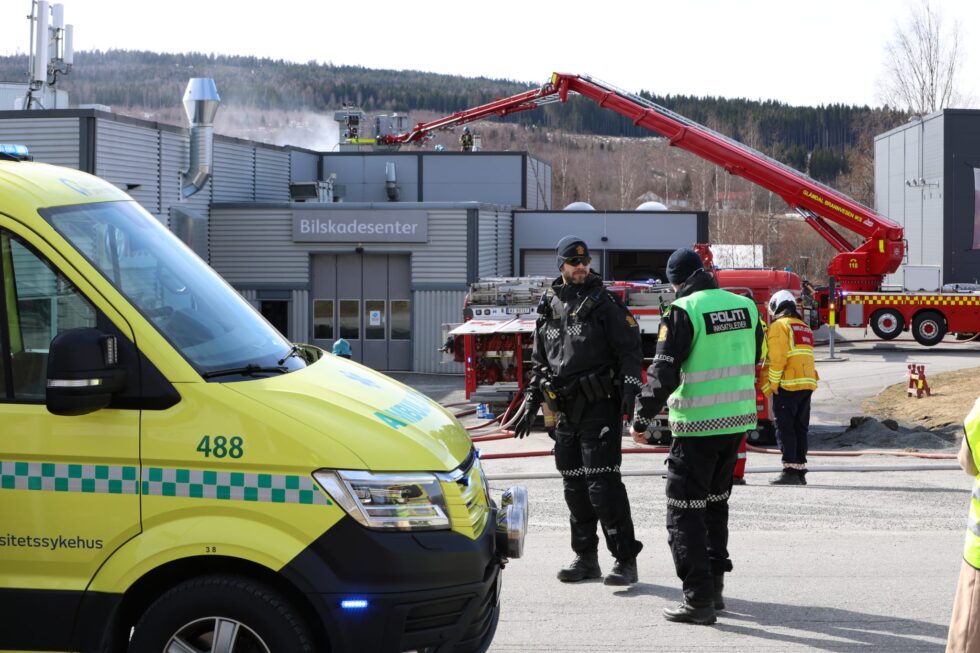 Kraftig røyk steg ut av industribygget på Langeland.