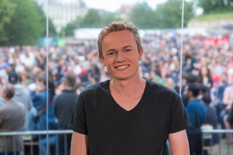 Imitatoren Kasper Foss skal prøve seg for første gang som kommentator når KIL møter Lyn.