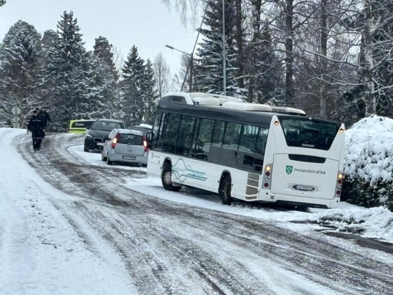 En buss har sklidd av vegen og flere biler har sklidd inn i hverandre fredag morgen.