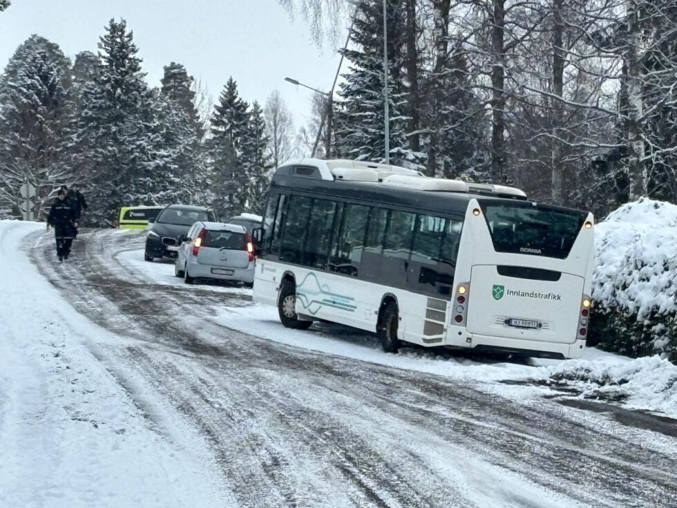 En buss har sklidd av vegen og flere biler har sklidd inn i hverandre fredag morgen.