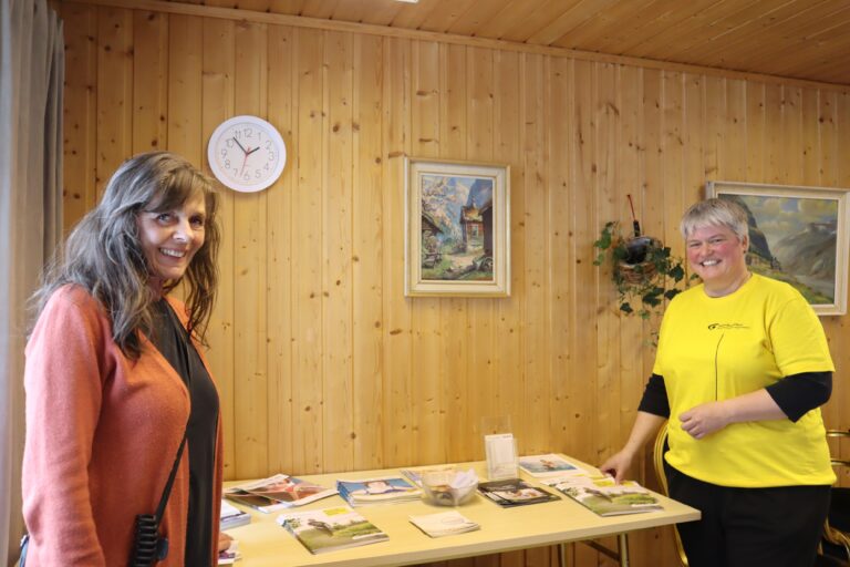 Wenche Margrete Bergersen (f.v.) og Gina Onsrud Jensen kunne tilby alt fra kalendere til brosjyrer på synskaféen.