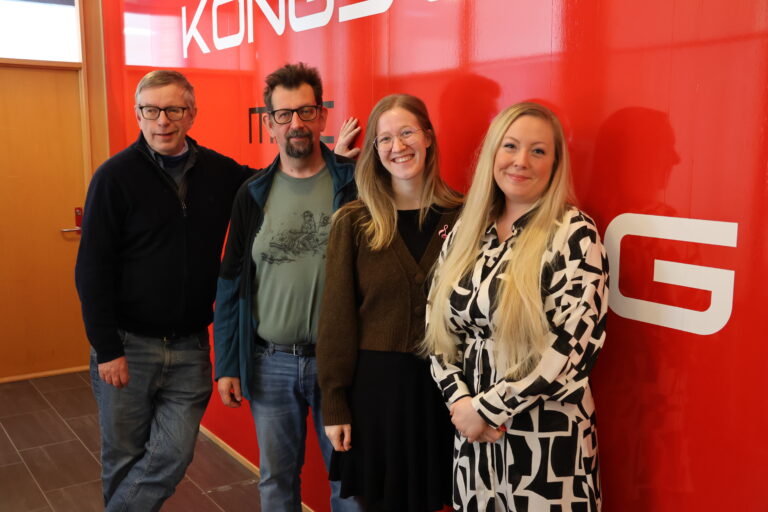 Øivind Roos (f.v.) og Lars Ovlien har besøk av Birgitte Derås Bergset og Caitlin Palm i denne utgaven av Kulturstreif med Roos & Ovlien.