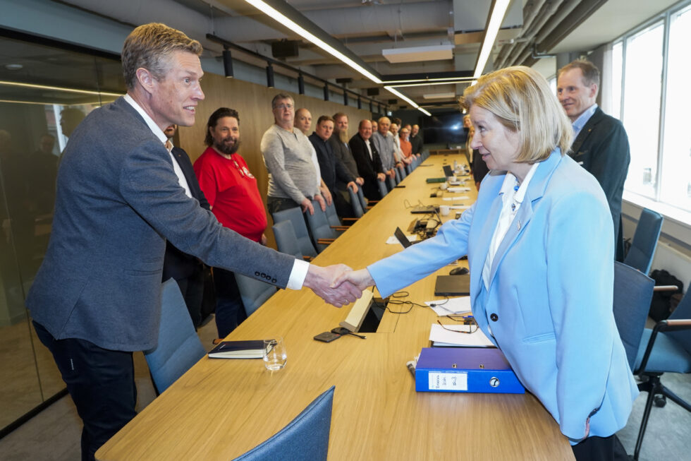 Det blir ingen streik for Fellesforbundets medlemmer i byggebransjen. Bildet er fra starten av meklingen, men også i dag kunne gi hverandre et håndtrykk da Christian Justnes i Fellesforbundet og Siri Bergh fra NHO Byggenæringen kom til en enighet.