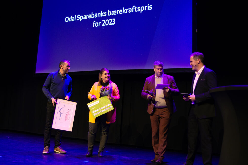 Tom Owe Mikalsen, CEO i Norske Backer, og Oda Beate Lerdalen, bærekraftsansvarlig i Norske Backer, tok imot Odal Sparebanks bærekraftspris for 2023. Prisen ble delt ut av Ove Ingebrigtsen, banksjef bedriftsmarked i Odal Sparebank, og Remy Skogstrand, daglig leder i Innovasjon Gardermoen.