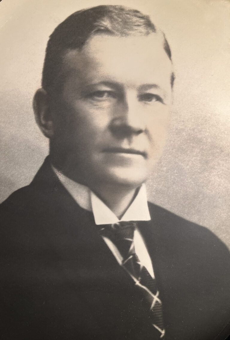 Da lensmann Rolf Jahnsen snudde bilen skjøt de tyske soldatene etter han, og han ble truffet av et dødelig skudd 16 april 1940.
