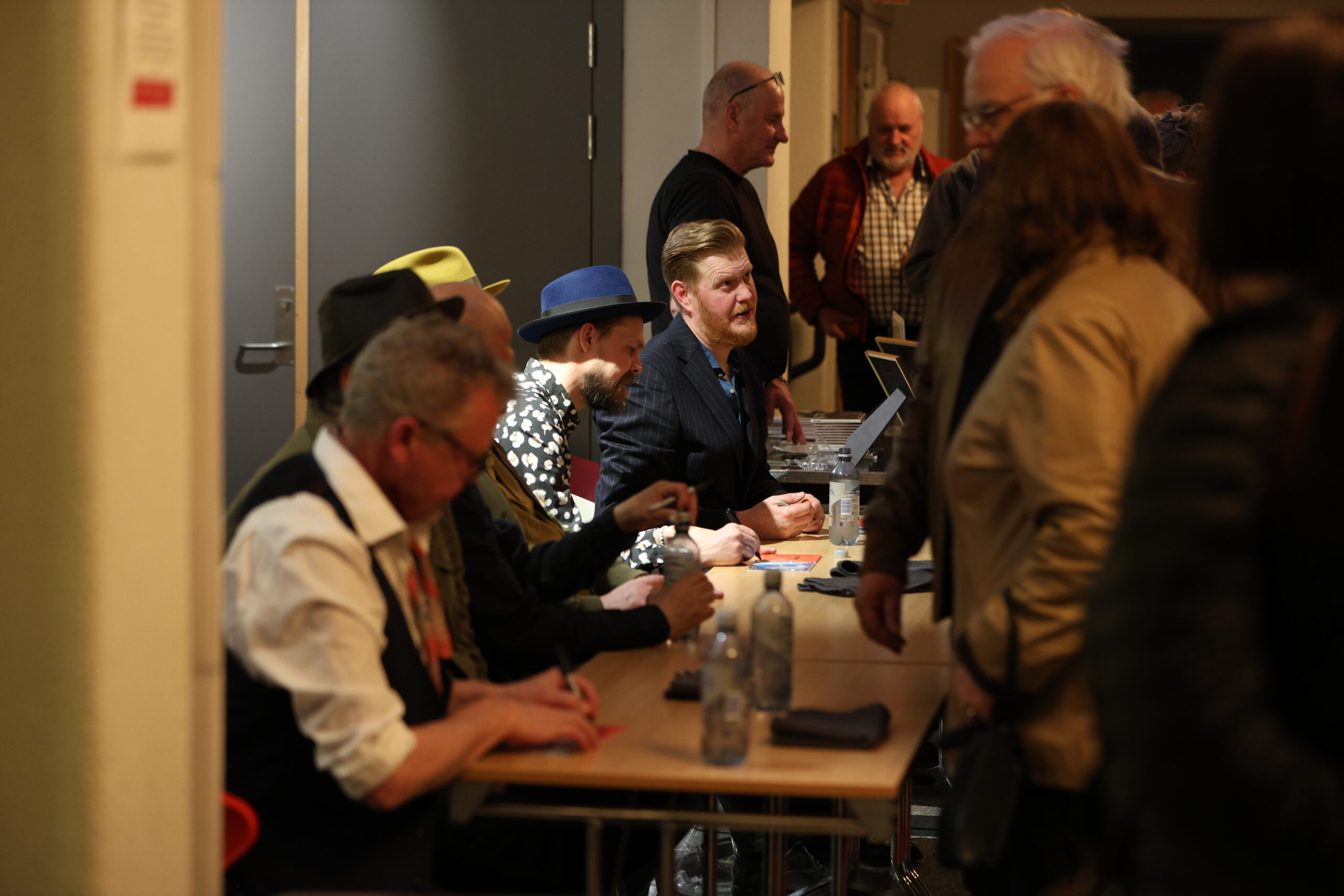 Etter konserten satt bandet igjen for å snakke med sine fans.