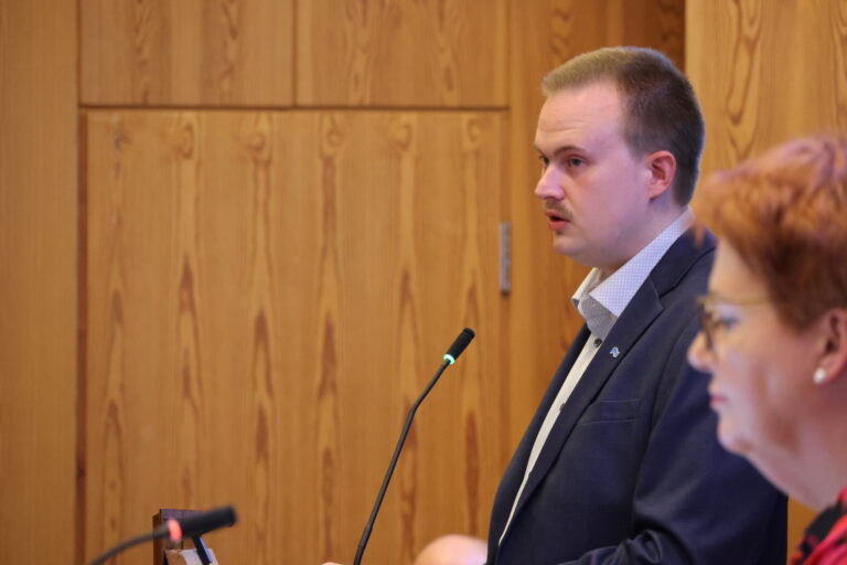 Høyres kommunestyrerepresentant Oskar Aanmoen ville vite hva ordføreren har gjort etter at det ble kjent at det kan komme et vindkraftverk i Eda kommune.