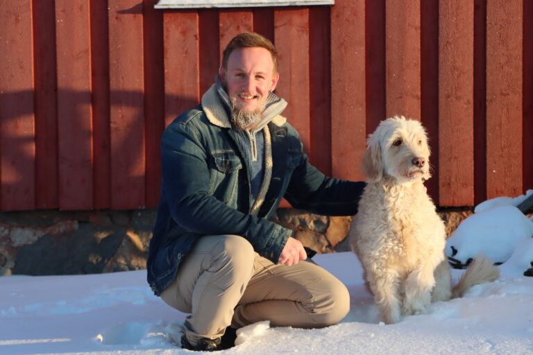 Axel Kozlowski er veldig glad i Hanestad ranch. Fire år gamle Magda er en av de mange dyrene på gården.