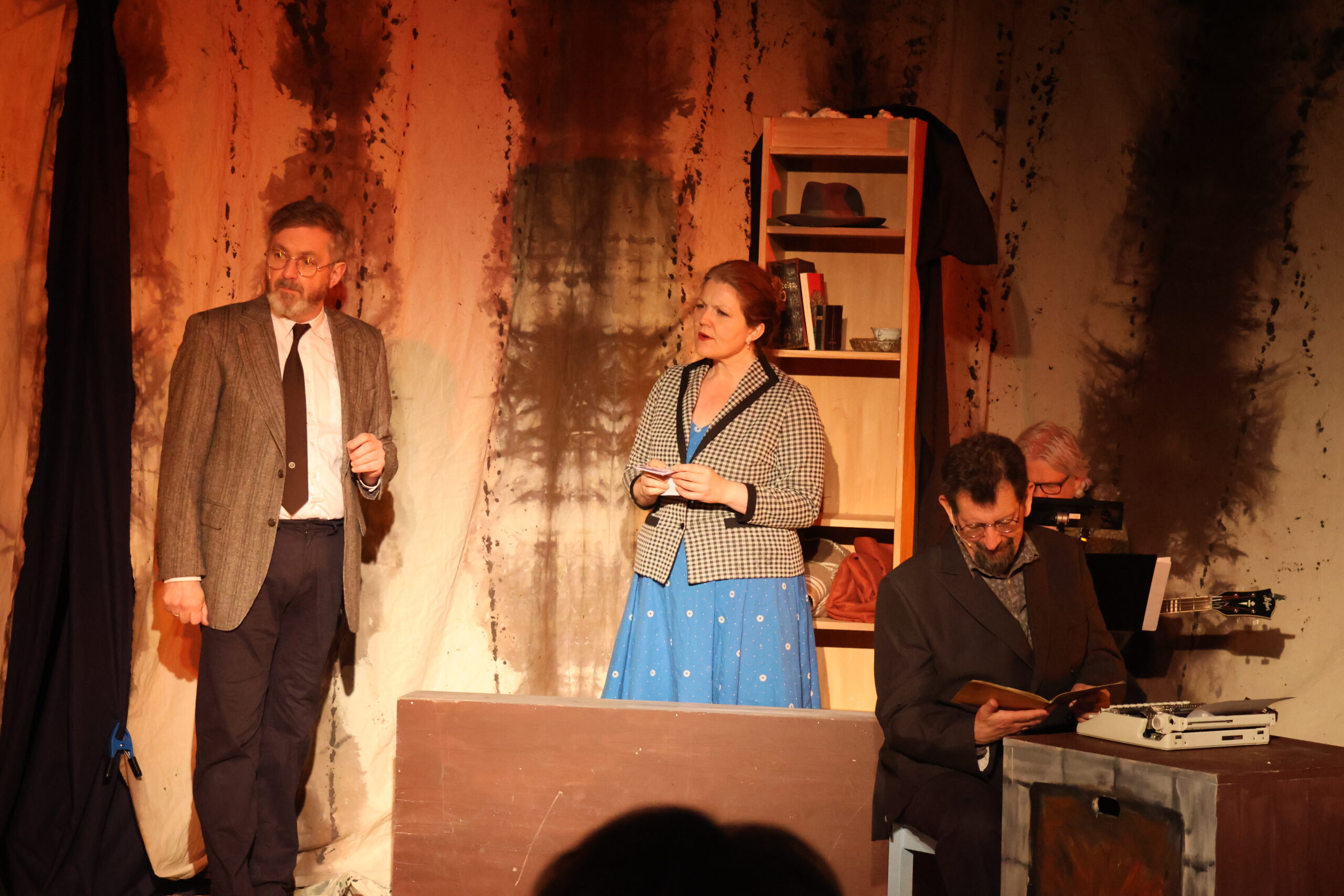 På scenen finner vi blant andre Even Finsrud, Eva Vermundsberget og Lars Ovlien.