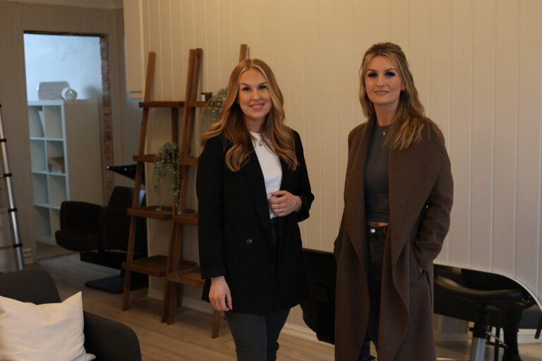 Bestevenninnene Juni Estelle Foseid og Lina Syvertsen har en del igjen å gjøre, men gleder seg stort til å åpne Kongsvingers nyeste salong.