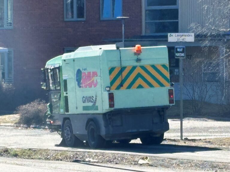 GIVAS er i full gang med feiing og rengjøring av gater og veger. Målet er at alt skal være klart til 17. mai.