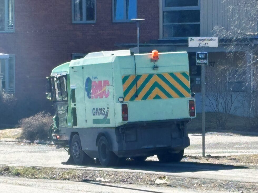 GIVAS er i full gang med feiing og rengjøring av gater og veger. Målet er at alt skal være klart til 17. mai.